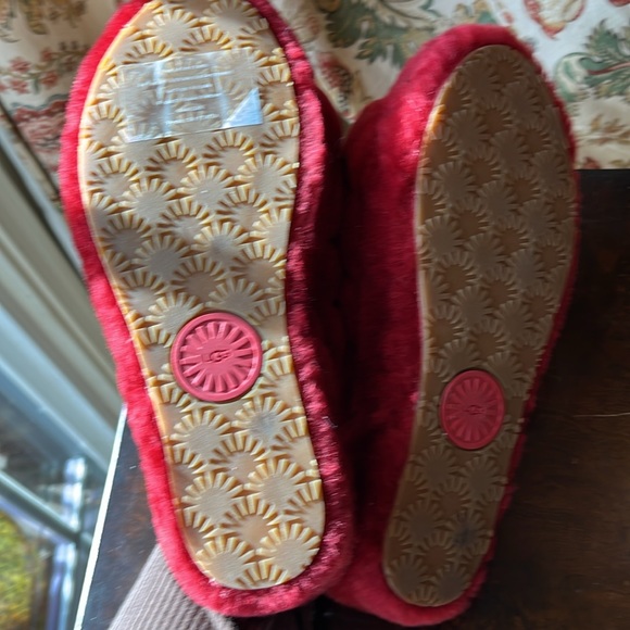 Brand new Ugg Yeah Fluff Slides - Picture 6 of 6